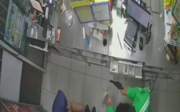 Thumbnail Berita - Todong Kasir dengan Senjata Api, Perampok Gondol Rp16 Juta dari Indomaret Palembang
