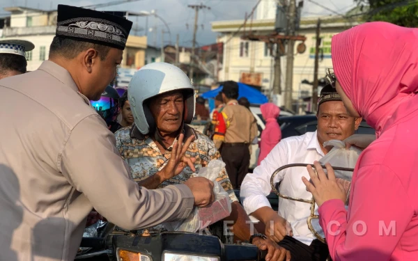 Thumbnail Berita - Polres Abdya Bagikan 1.500 Takjil untuk Pengendara Tertib Lalu Lintas