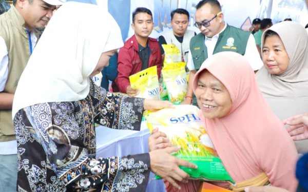 Thumbnail Berita - Jelang Idulfitri, Gubernur Khofifah Pastikan Harga Sembako Stabil Lewat Pasar Murah di Pamekasan