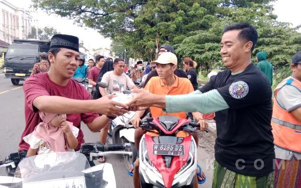 Thumbnail Berita - Bentuk Kepedulian, Paguyuban Laskar Pantura Daendels Bagikan 100 Paket Takjil dari Dana Swadaya