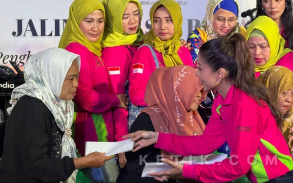 Thumbnail Berkah Ramadan, Guru Ngaji Hingga Penggali Kubur Mendapatkan Bantuan untuk Rayakan Idulfitri