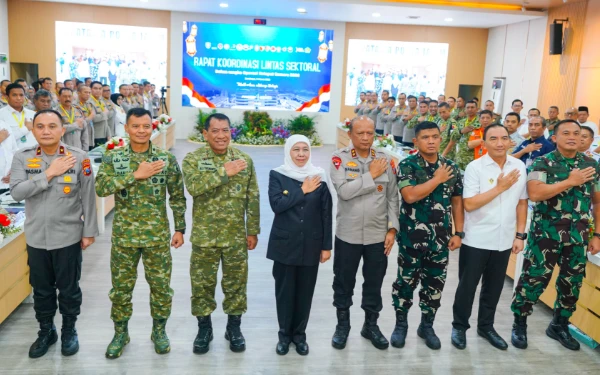 Thumbnail Berita - Khofifah Pimpin Rakor Operasi Ketupat Semeru, Jatim Siap Sambut 24,9 Juta Pemudik