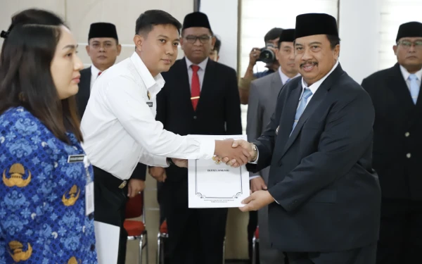 Thumbnail Berita - Bupati Jombang Warsubi Ambil Sumpah 23 PNS Baru, Tegaskan ASN Bukan Simbol Kekuasaan