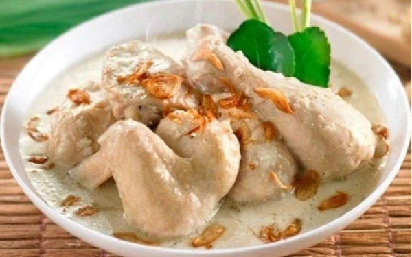 Thumbnail Berita - Opor Ayam Selalu Hadir Saat Lebaran, Simbol “Pangapunten” atau Permohonan Maaf