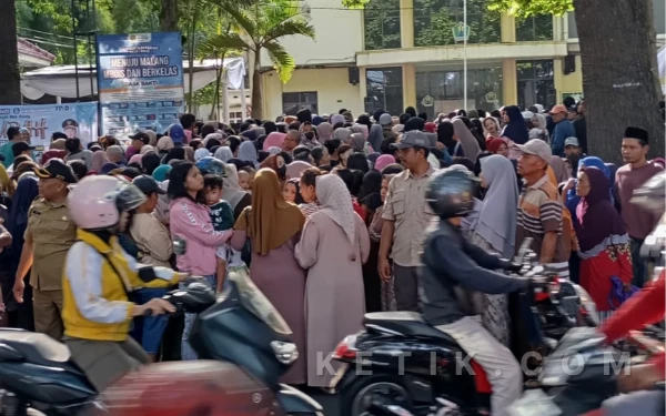 Thumbnail Berita - Pasar Murah Kedungkandang Sempat Tegang, Warga Berebut Antrean Sembako