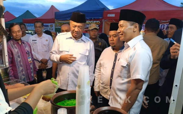 Thumbnail Berita - Geliat Ekonomi di GOR Lembu Peteng: Bupati Gatut Sunu Resmi Buka Festival Bazar Ramadan 1447 H