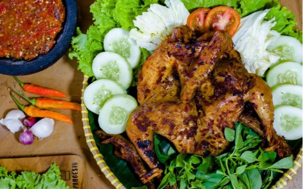 Thumbnail Berita - Mengenal Ayam Ingkung, Hidangan Tradisional yang Hadir Saat Lebaran
