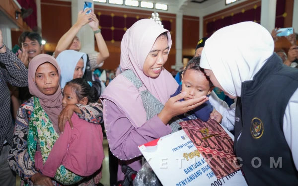 Thumbnail Berita - Sapa Bansos Berlanjut! Gubernur Khofifah Salurkan Bansos dan Tali Asih untuk Warga Pamekasan