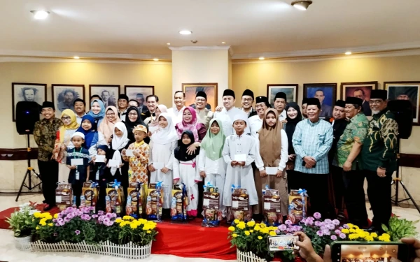 Thumbnail Berita - DPRD Surabaya Gelar Buka Puasa Bersama Sekaligus Santuni Ratusan Anak Yatim