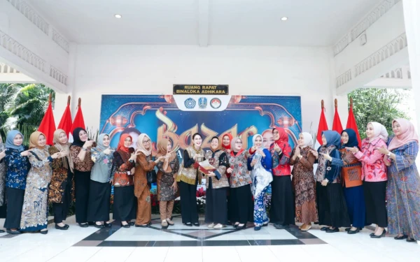 Thumbnail Berita - Penguatan Ekonomi Keluarga! Arumi Bachsin Buka Bazar Ramadan Hasil Kolaborasi PKK-DWP Jatim