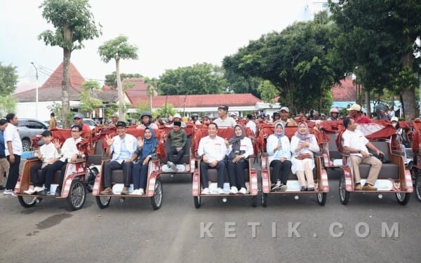 Thumbnail Berita - Bupati dan Wakil Bupati Bojonegoro Jajal Becak Listrik Bersama Tukang Becak