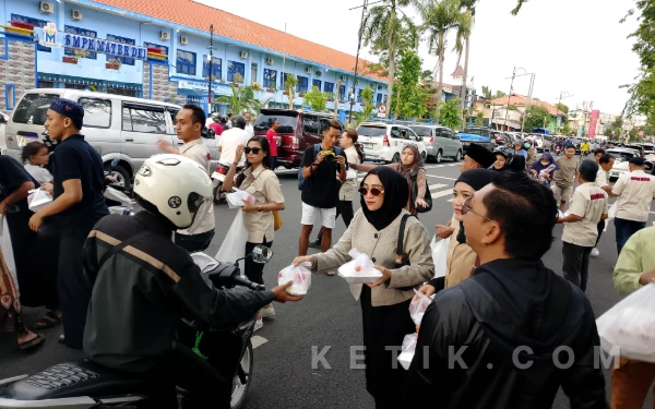 Thumbnail Berita - Pengusaha Kafe dan Karaoke di Probolinggo Bagikan 1.000 Paket Takjil Ramadan