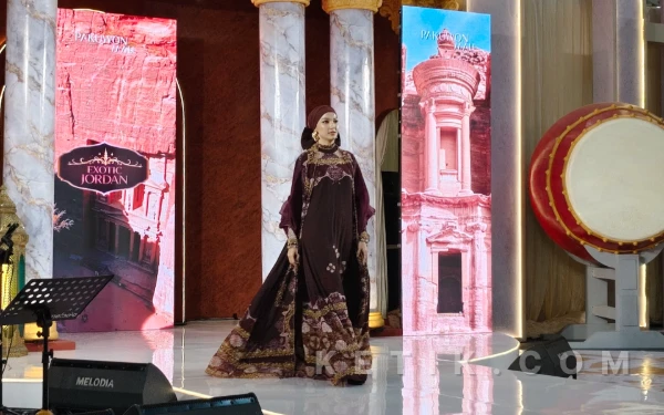 Thumbnail Berita - Tips Memakai Pakaian Nyaman Namun Tetap Stylish di Momen Spesial, Ala Gita Orlin