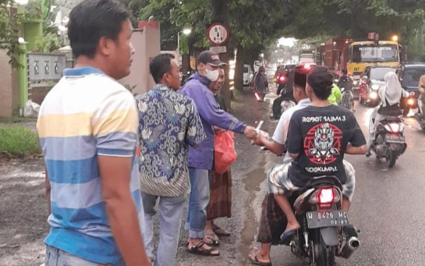 Genpatra Bagikan 1.200 Paket Takjil kepada Pengendara di Jalur Pantura Gresik
