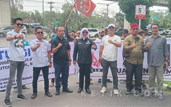 Thumbnail Berita - Desak Bongkar Aktor Besar Kasus PUPR Muara Enim, SIRA - PST Aksi di Kejati Sumsel: Soroti Dugaan Aliran Dana Rp400 Juta ke Oknum DPRD