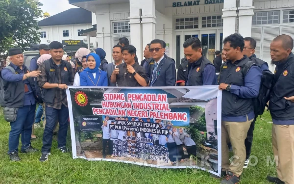 Thumbnail Berita - Puluhan Tahun Mengabdi, 22 Pegawai PLN Gugat Manajemen Usai Dimutasi ke Anak Perusahaan