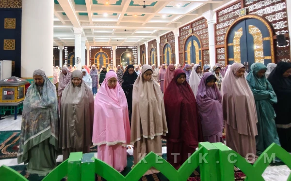 Thumbnail Berita - Menjemput Lailatul Qadar di Masjid Al-Akbar Surabaya, Jemaah Sampai Bawa Kasur