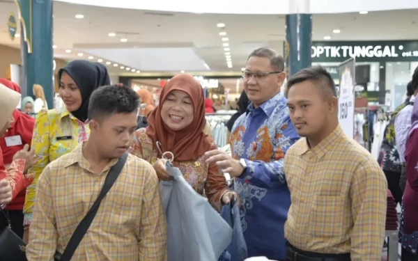 Thumbnail Berita - Berbagi Kebahagiaan Jelang Lebaran, Kadisdik Jatim Ajak Siswa SLB Madiun Belanja Baju Baru