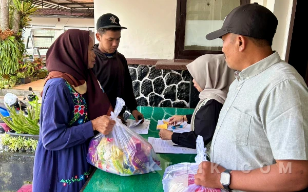 Thumbnail Berita - Manfaatkan PAD Desa, Pemdes Tulungrejo Salurkan 2.600 Paket Sembako Gratis untuk Warga