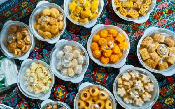 Thumbnail Tradisi Menyajikan Aneka Kue Kering untuk Menjamu Tamu Saat Lebaran Masih Terjaga