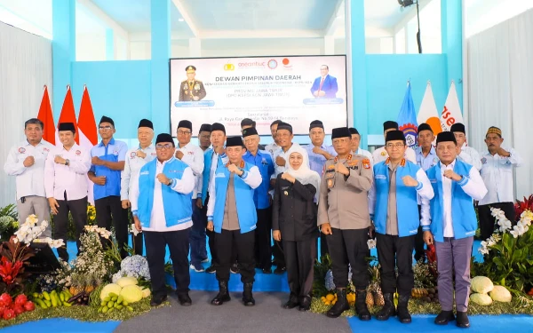 Thumbnail Berita - Safari Ramadan! Gubernur Khofifah Dampingi Kapolri Temui KSPSI Jatim Jaga Kondusivitas Industrial