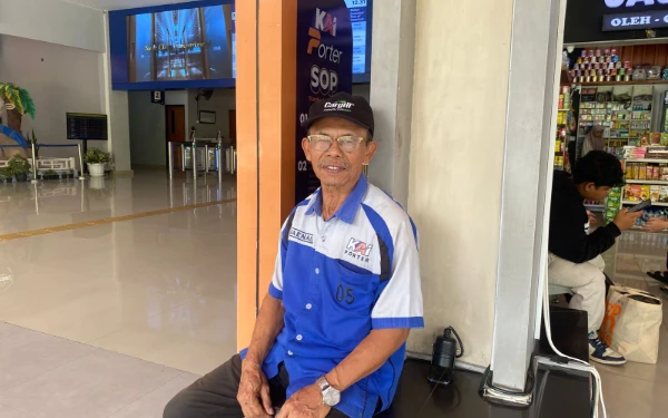 Thumbnail Sepi Orderan, Porter Stasiun Malang Berharap Berkah Jelang Lebaran 2026