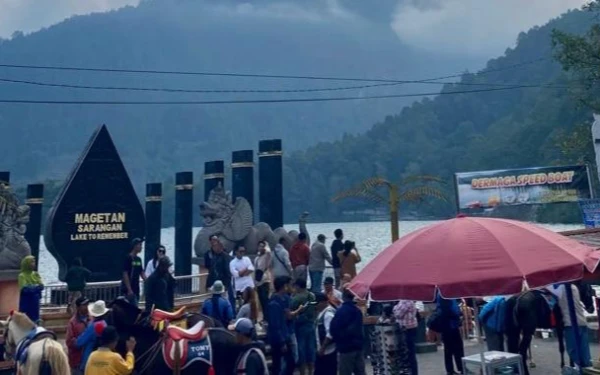 Thumbnail Berita - Pesona Telaga Sarangan Magetan, Udara Sejuk Kaki Gunung Lawu dan Serunya Naik Speed Boat