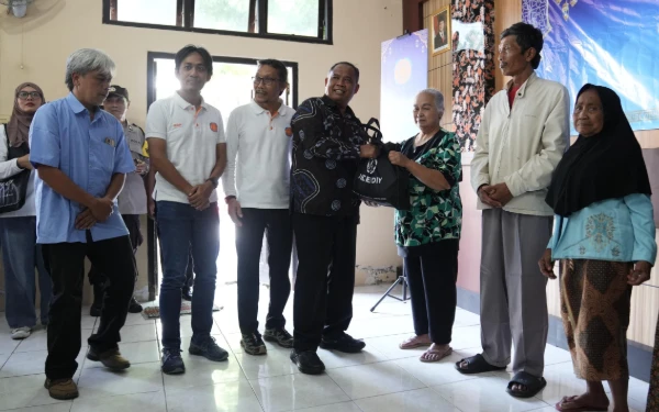 Thumbnail Berita - Gandeng REI DIY, Bupati Sleman Salurkan Ratusan Paket Sembako di Prambanan