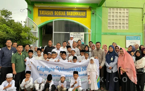 Thumbnail Berita - BPJS Ketenagakerjaan Madura Berbagi Kebahagiaan dengan Anak Yatim di Bangkalan