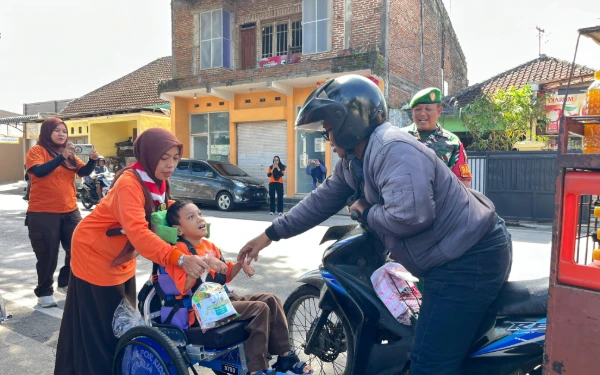 Thumbnail Siswa Pramuka Berkebutuhan Khusus SLB ABD Kedungkandang Tebar Kebaikan di Bulan Ramadan