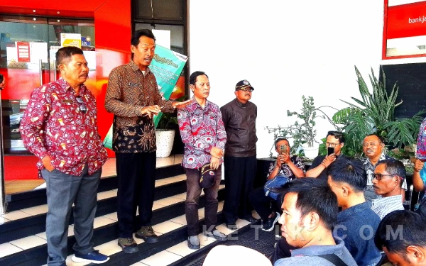 Thumbnail Berita - Penghasilan Tetap 3 Bulan Tak Cair, Ratusan Perangkat Desa Geruduk Kantor Bank Jatim Cabang Tulungagung