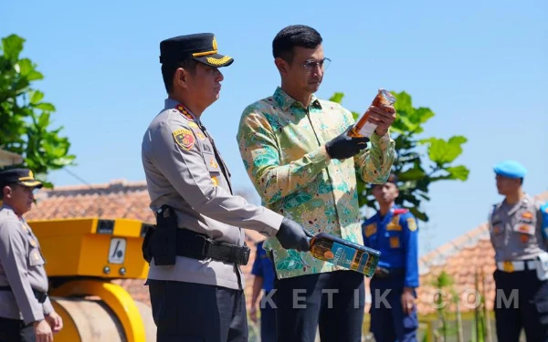 Thumbnail Berita - Jelang Operasi Ketupat Lodaya 2026, Polresta Bandung Musnahkan 14.999 Botol Miras Hasil Operasi Pekat