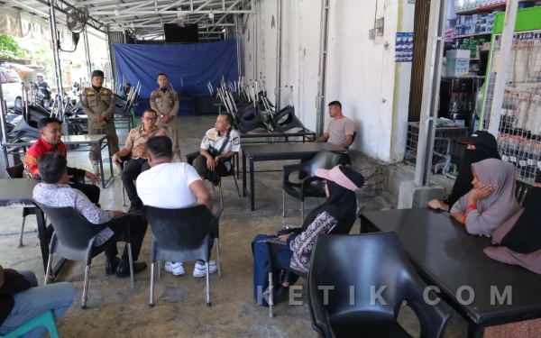 Thumbnail Berita - Pedagang Musiman Menjual Aneka Kue Lebaran Padati Ruas Jalan Nasional Meulaboh