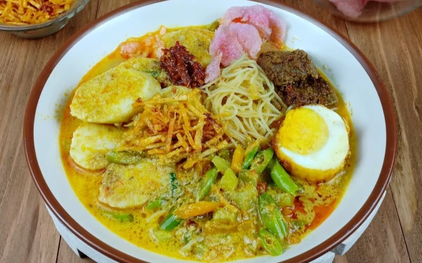Thumbnail Berita - Lontong Sayur, Hidangan Rumahan yang Tak Pernah Absen Saat Lebaran