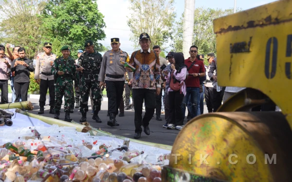 Thumbnail Berita - Tekan Gangguan Kamtibmas, Polres Bondowoso Musnahkan 1.500 Botol Miras dan Knalpot Brong