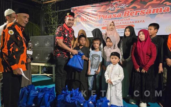 Pemuda Pancasila Nagan Raya Bagikan Takjil dan Santuni Anak Yatim