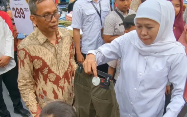 Thumbnail Berita - Kala Gubernur Khofifah Belikan Baju Lebaran untuk 95 Siswa Difabel di Madiun