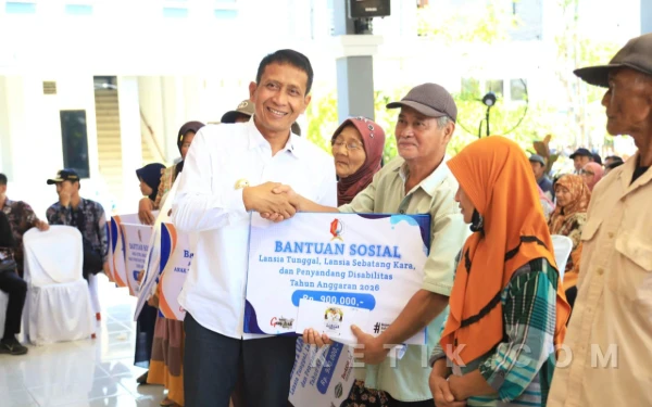 Thumbnail Berita - Bupati Bojonegoro Setyo Wahono Salurkan Bantuan Sosial untuk Yatim, Lansia, dan Disabilitas di Kasiman