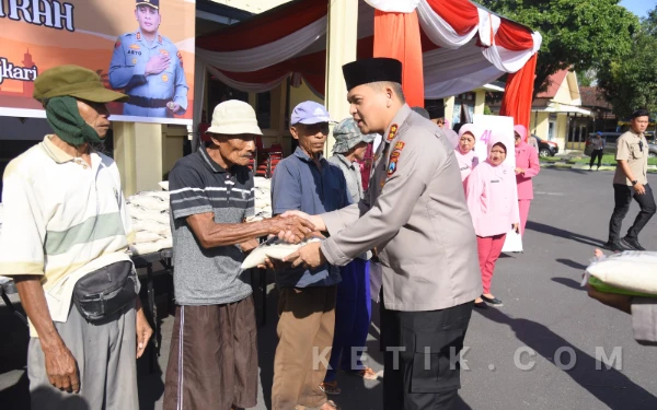 Thumbnail Berita - Berbagi di Bulan Suci, Polres Bondowoso Salurkan 848 Sak Beras untuk Kaum Duafa