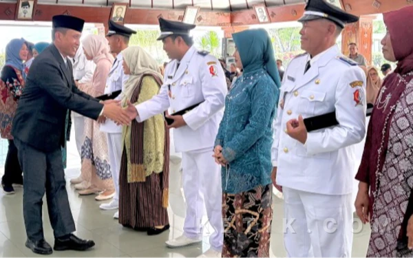 Thumbnail Berita - Resmi Menjabat! 5 Kepala Desa PAW di Bojonegoro Dilantik, Bupati Minta Langsung Kerja Nyata