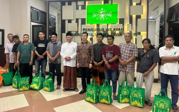 Thumbnail Pererat Persahabatan, Konsul Tiongkok di Surabaya Salurkan 200 Paket Ramadan untuk PWNU Jatim