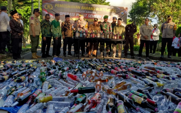 Thumbnail Berita - ‎Perang Lawan Miras! Polres Malang Musnahkan 1.659 Botol Hasil Operasi Pekat Semeru  ‎