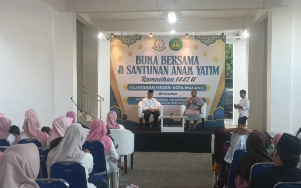 Thumbnail Berita - Wujud Kepedulian di Bulan Ramadan, Kejari Kota Malang Gelar Aksi Berbagi Takjil dan Santunan Anak Yatim