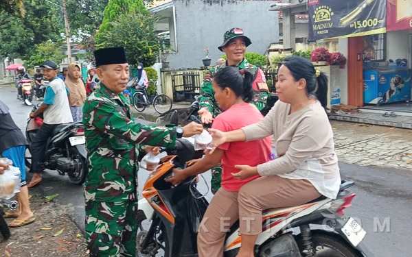 Thumbnail Berita - Koramil 01 Pemalang Bersama Persit Bagikan 300 Takjil