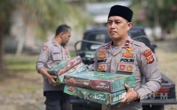 Thumbnail Berita - Bereh! Baru Menjabat Kapolsubsektor Jeumpa, Ipda Prawiro Dj Bagikan Kurma Gratis