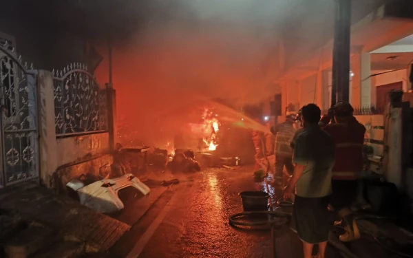 Thumbnail Berita - Mobil dan Gudang Suku Cadang Bekas di Kota Malang Ludes Terbakar, Kerugian Capai Rp500 Juta