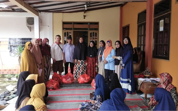 Berbagi Kebahagiaan Ramadan, Majelis Taklim Fina Qalbi Khairina dan Baznas Bontang Bagikan Paket Sembako di Loktuan