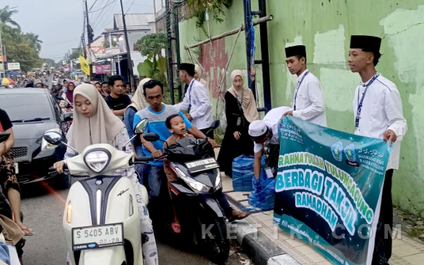 Sapa Ramadan dengan Kebaikan, OSIM MA Rahmatullah Gelar Aksi "Berbagi Takjil" di Baureno