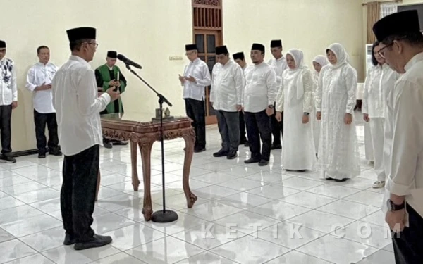 Thumbnail Berita - Bupati Bojonegoro Lantik 10 Pejabat di Rumah Dinas, Dorong Tingkatkan Integritas untuk Layanan Publik