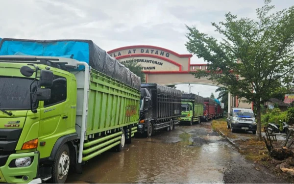 Thumbnail Berita - Truk Sumbu Tiga Nekat Melintas Saat Mudik, Ditlantas Polda Sumsel Langsung Kandangkan di Jalintim Palembang–Betung